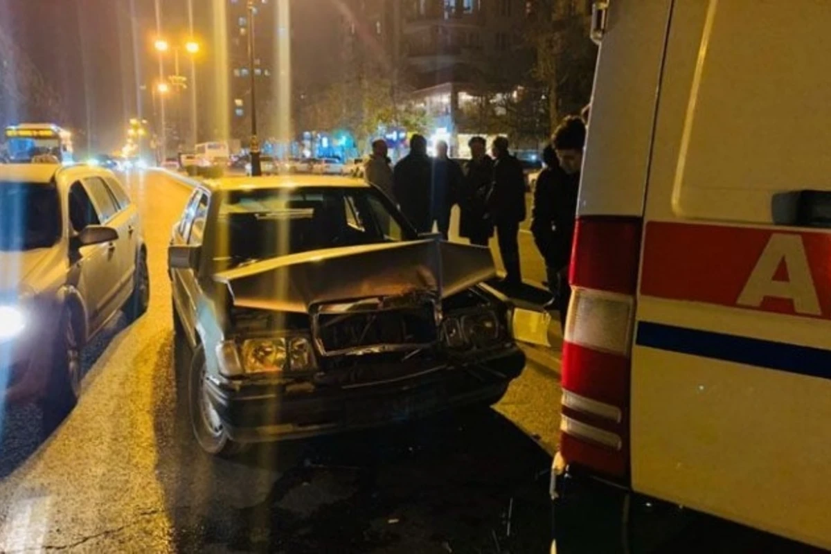 В Баку Mercedes врезался в карету скорой помощи - ФОТО