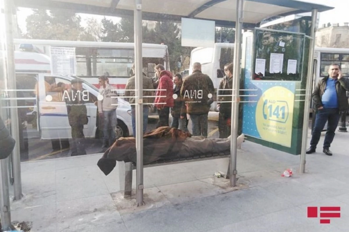 Bakıda sərnişin dayanacaqda ölüb Bakıda sərnişin dayanacaqda ölüb