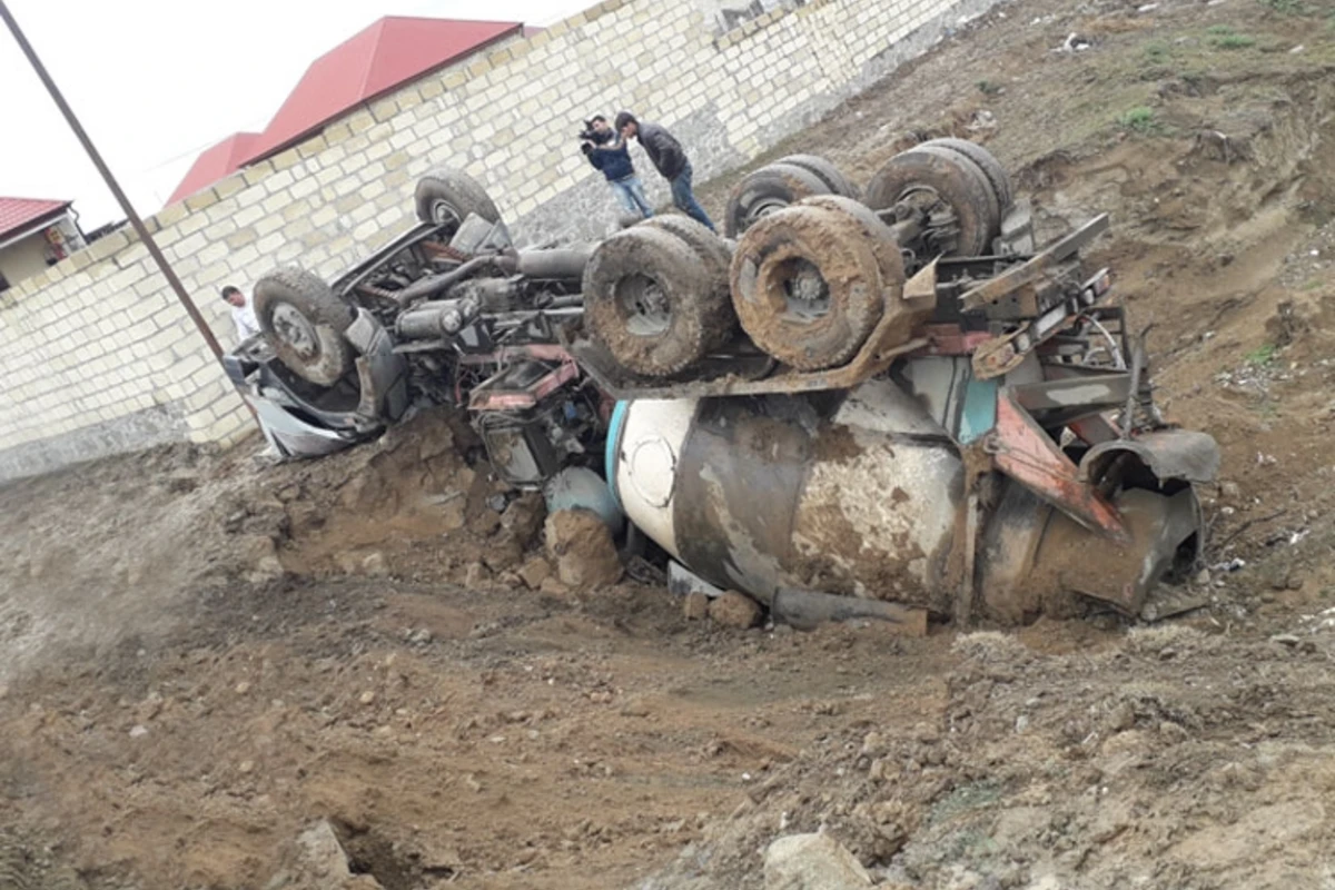 Betonqarışdıran yük maşınının sürücüsü idarəetməni itirdi, dəhşət yaşandı Betonqarışdıran yük maşınının sürücüsü idarəetməni itirdi, dəhşət yaşandı
