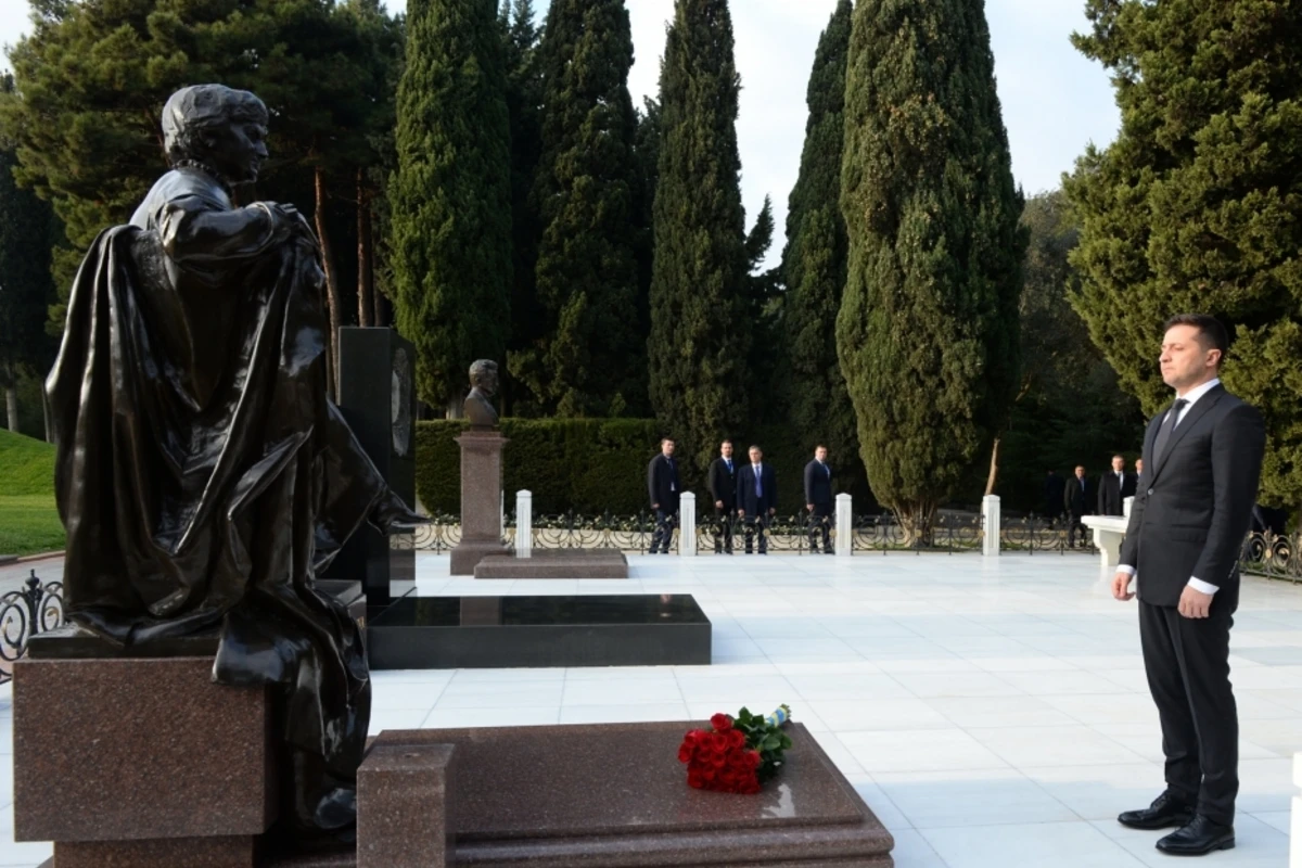 Zelenski Heydər Əliyevin məzarını ziyarət edib