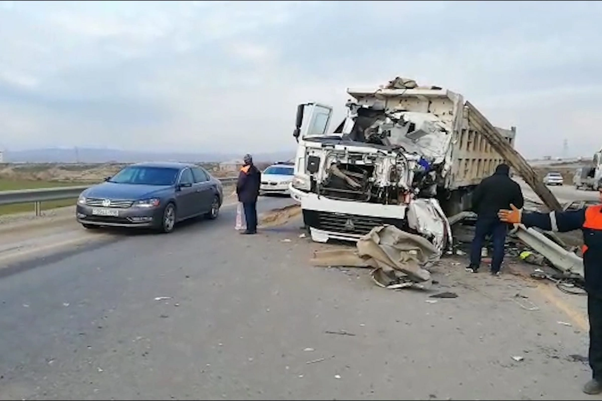 Sumqayıtda yük maşını aşdı, 2 nəfər öldü - VİDEO