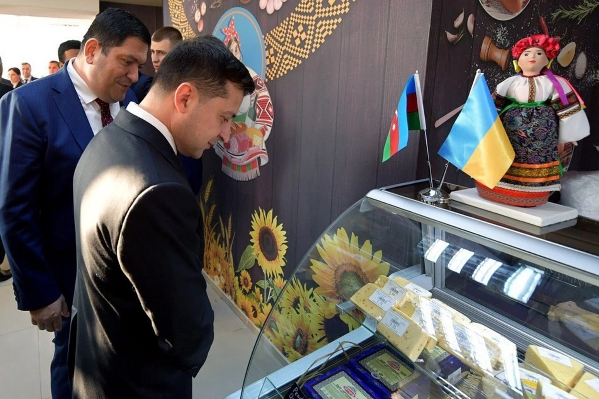 Zelenski Bakıda Ukrayna pendirinin satılmasından yazdı - FOTO