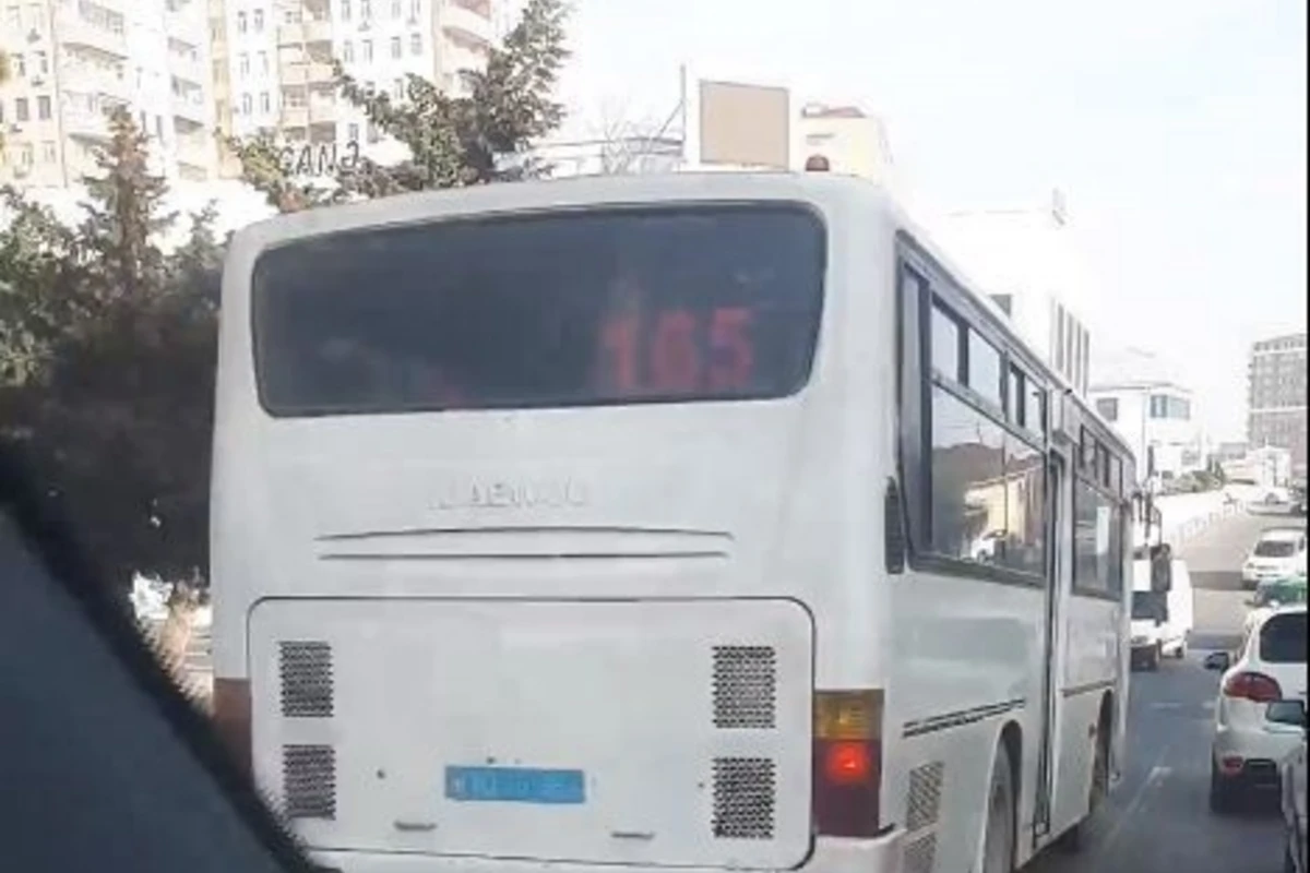 Bakıda əks yola çıxan avtobus qəzadan son anda qurtuldu - VİDEO Bakıda əks yola çıxan avtobus qəzadan son anda qurtuldu - VİDEO