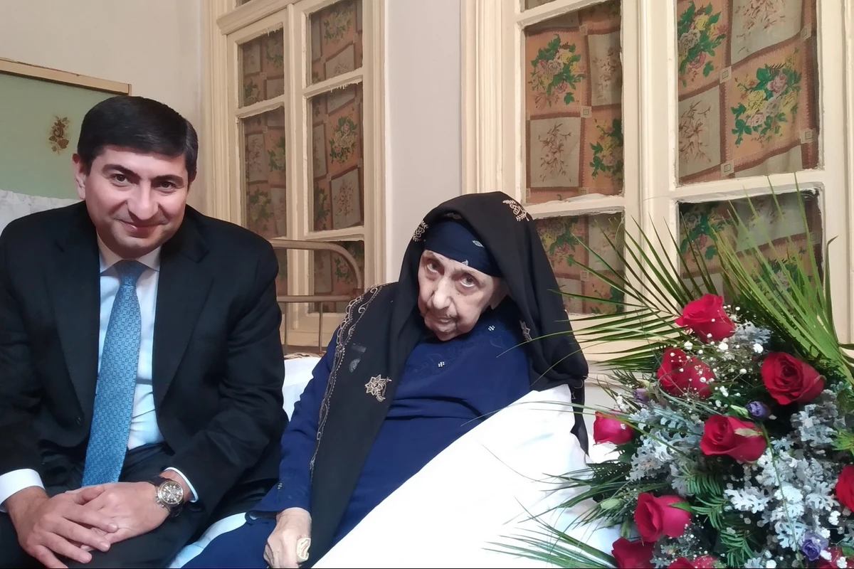 İcra başçısı 100 yaşlı sakinin ad gününə getdi - FOTO