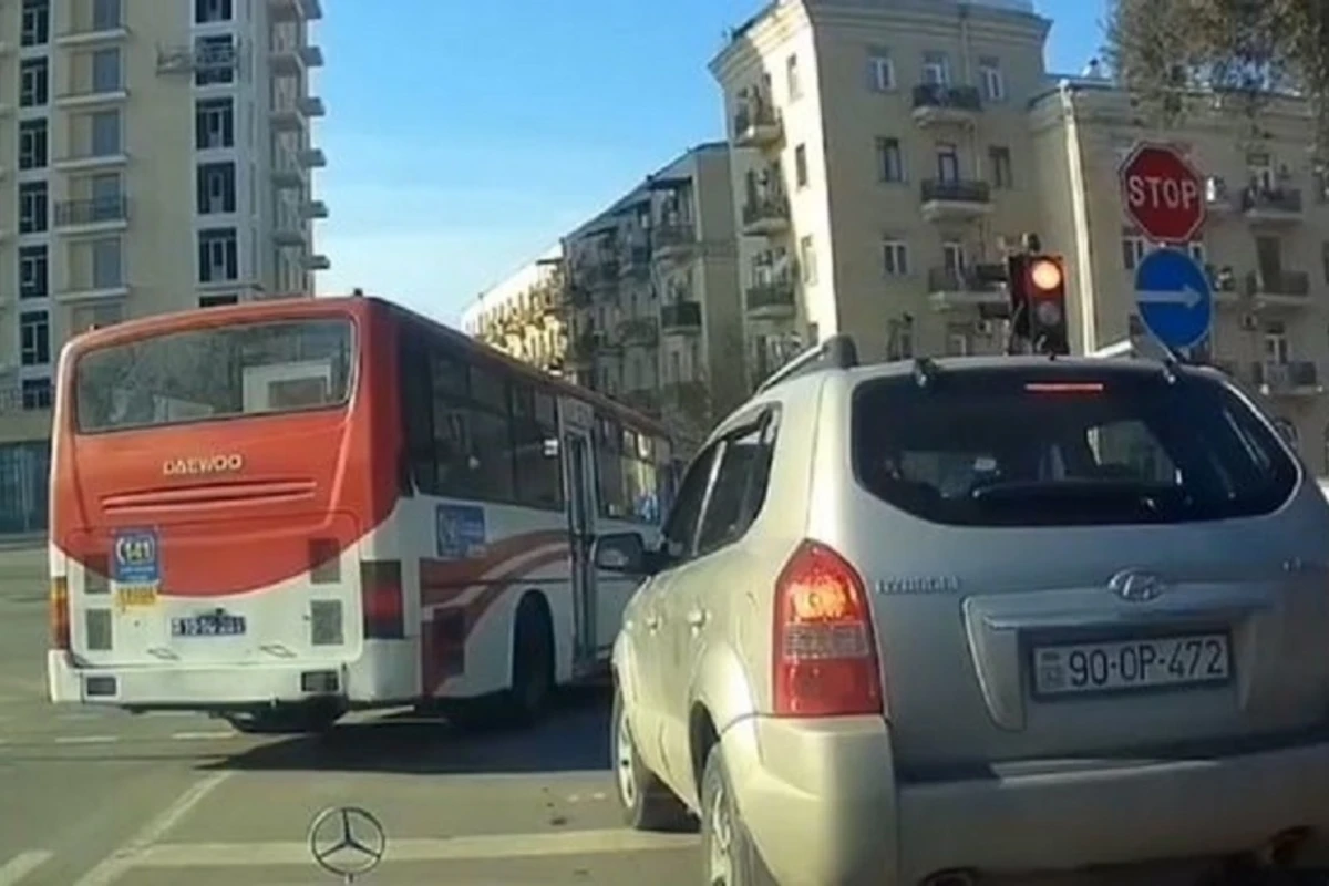 В Баку водитель автобуса проехал на красный свет светофора - ВИДЕО