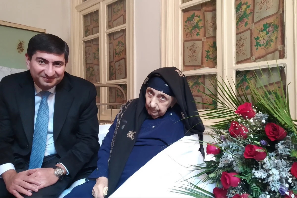 Глава ИВ пришел на день рождения 100-летней жительницы - ФОТО
