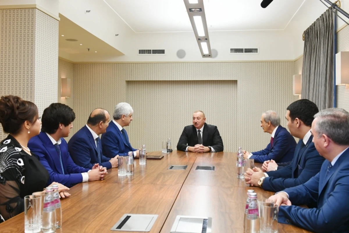 İlham Əliyev Sankt-Peterburqdakı Azərbaycan diaspor təşkilatlarının rəhbərləri ilə görüşüb - FOTO İlham Əliyev Sankt-Peterburqdakı Azərbaycan diaspor təşkilatlarının rəhbərləri ilə görüşüb - FOTO