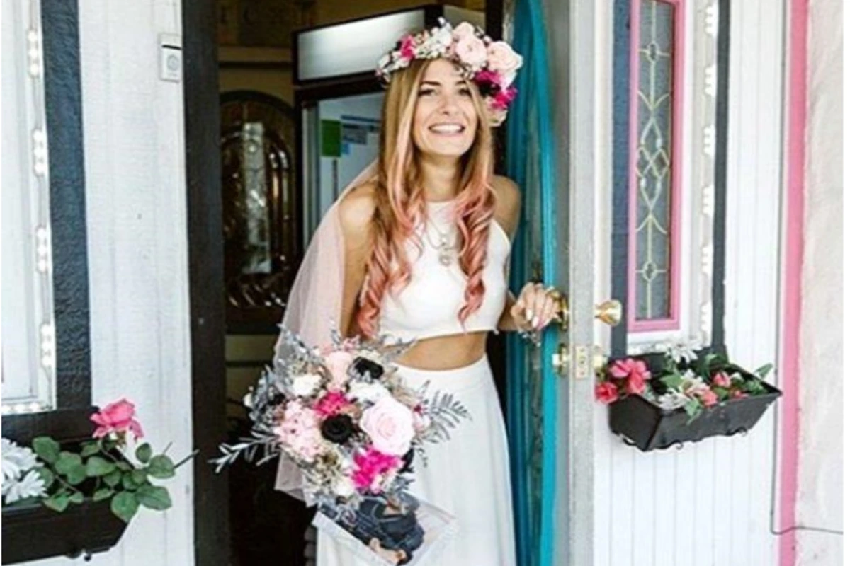 Nişanlısının tərk etdiyi Sandra özü ilə evləndi - FOTO Nişanlısının tərk etdiyi Sandra özü ilə evləndi - FOTO