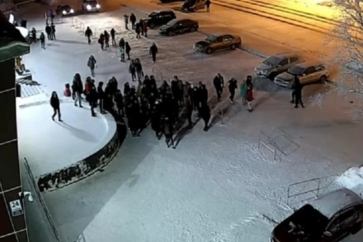 В России толпа детей жестоко избила полицейских - ВИДЕО