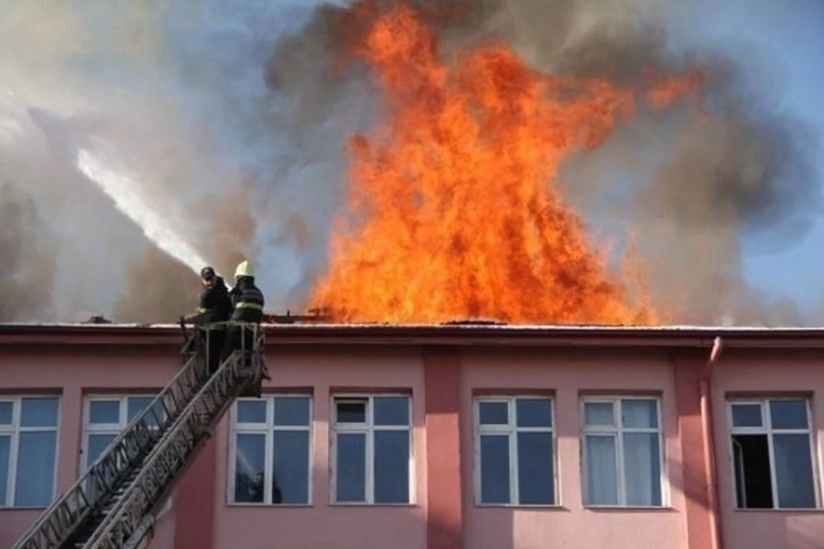 Gəncədə orta məktəbdə yanğın olub - FOTO