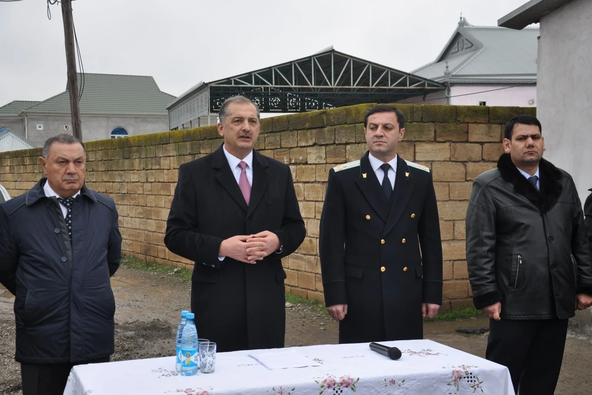 Kirayədə yaşadığını deyən icra başçısı 4 minlik kəmər taxır - FOTOFAKT