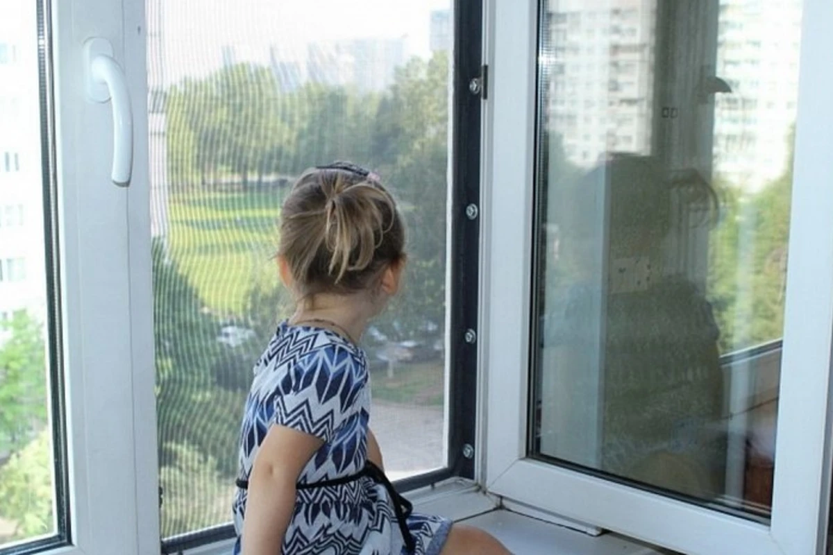 В Баку трехлетняя девочка выпала с 3-го этажа