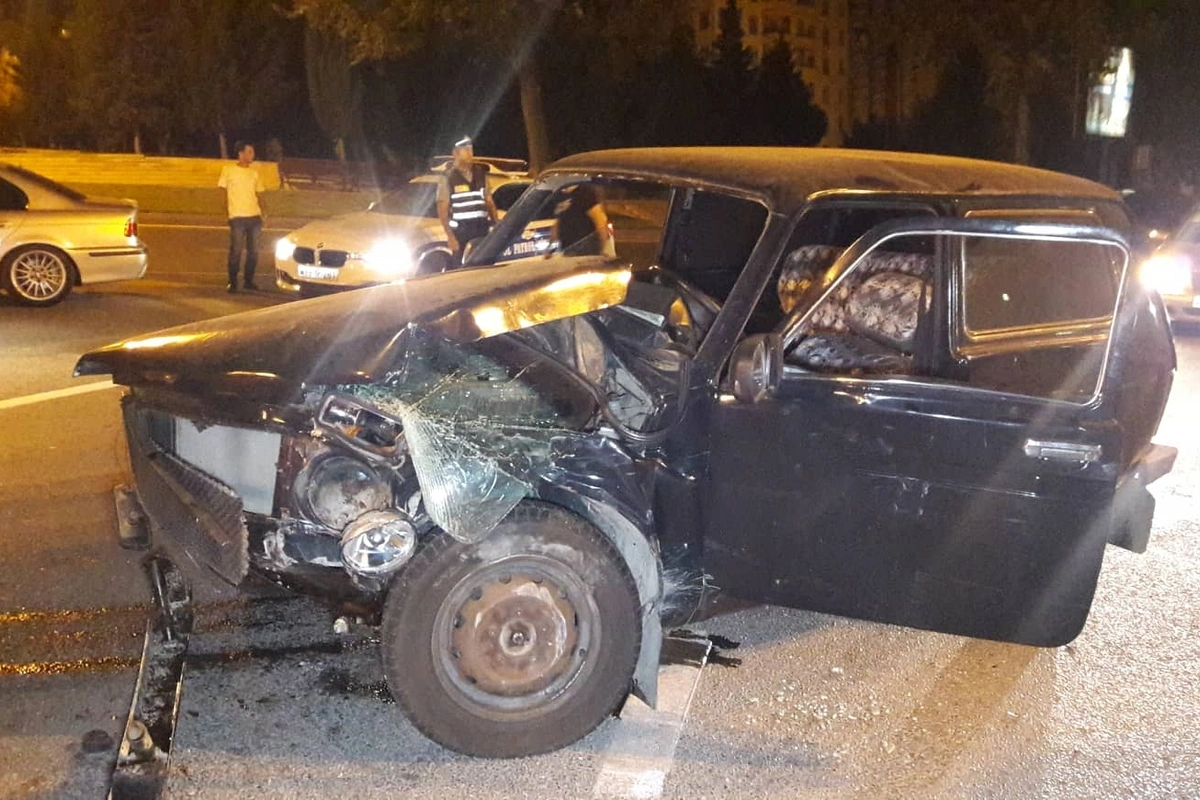 Yaşıl işığın son saniyəsindən keçən sürücü qəzaya səbəb oldu - ANBAAN VİDEO