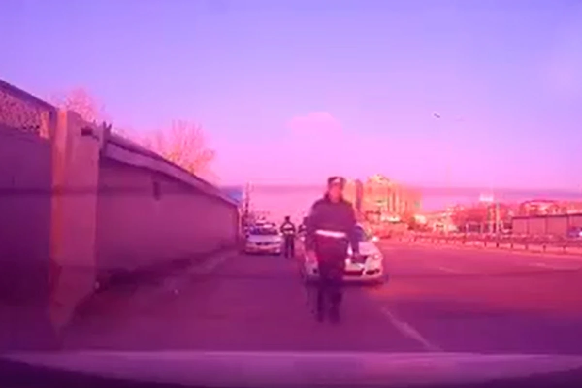 Polis mayoru Ekologiya postunda sürücünü saxladı, mübahisə yarandı - VİDEO
