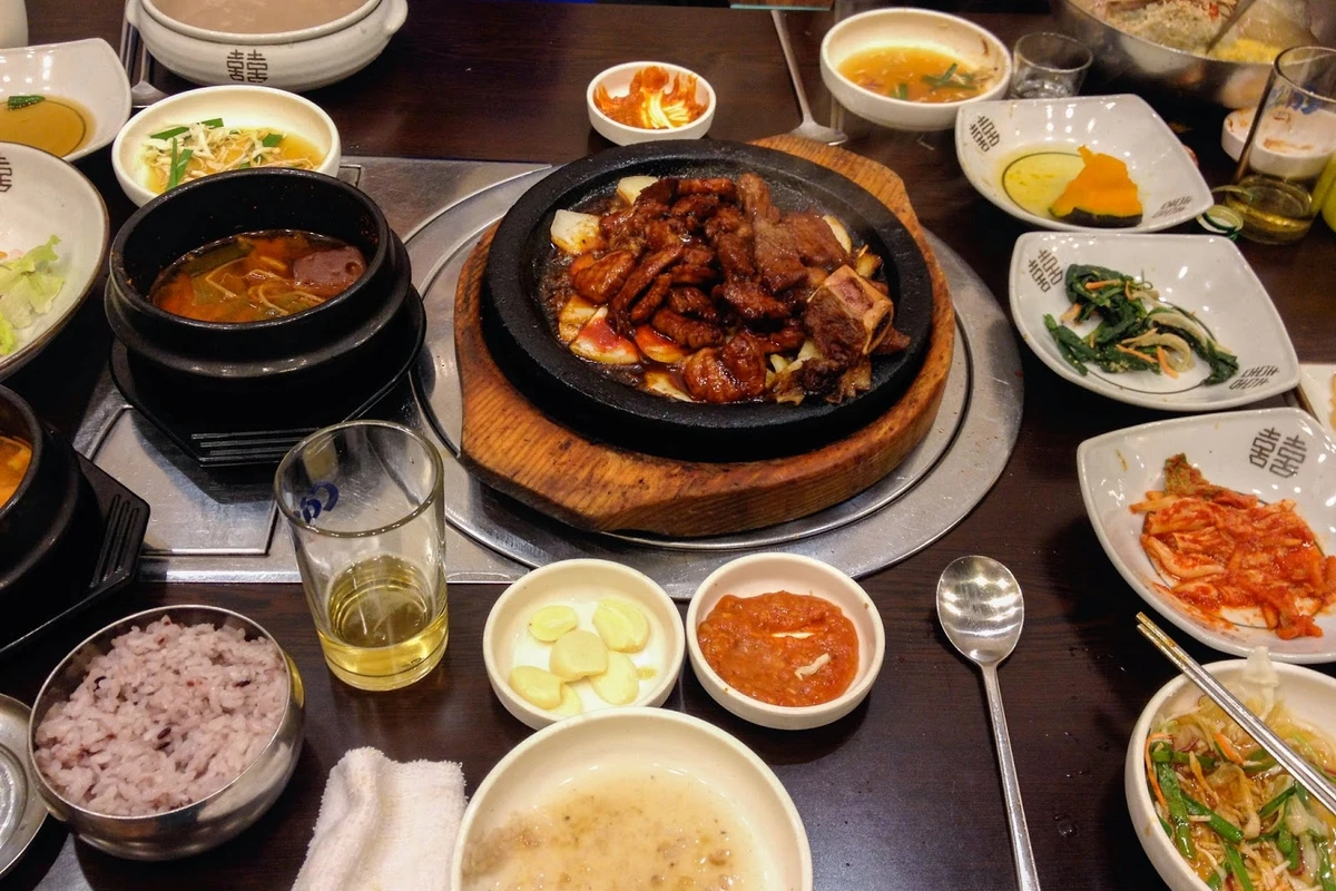 Bakıda restoranlarda yeyib-içən qohumlar zəhərləndi - Biri ölüb, digərinin halı pisdir Bakıda restoranlarda yeyib-içən qohumlar zəhərləndi - Biri ölüb, digərinin halı pisdir