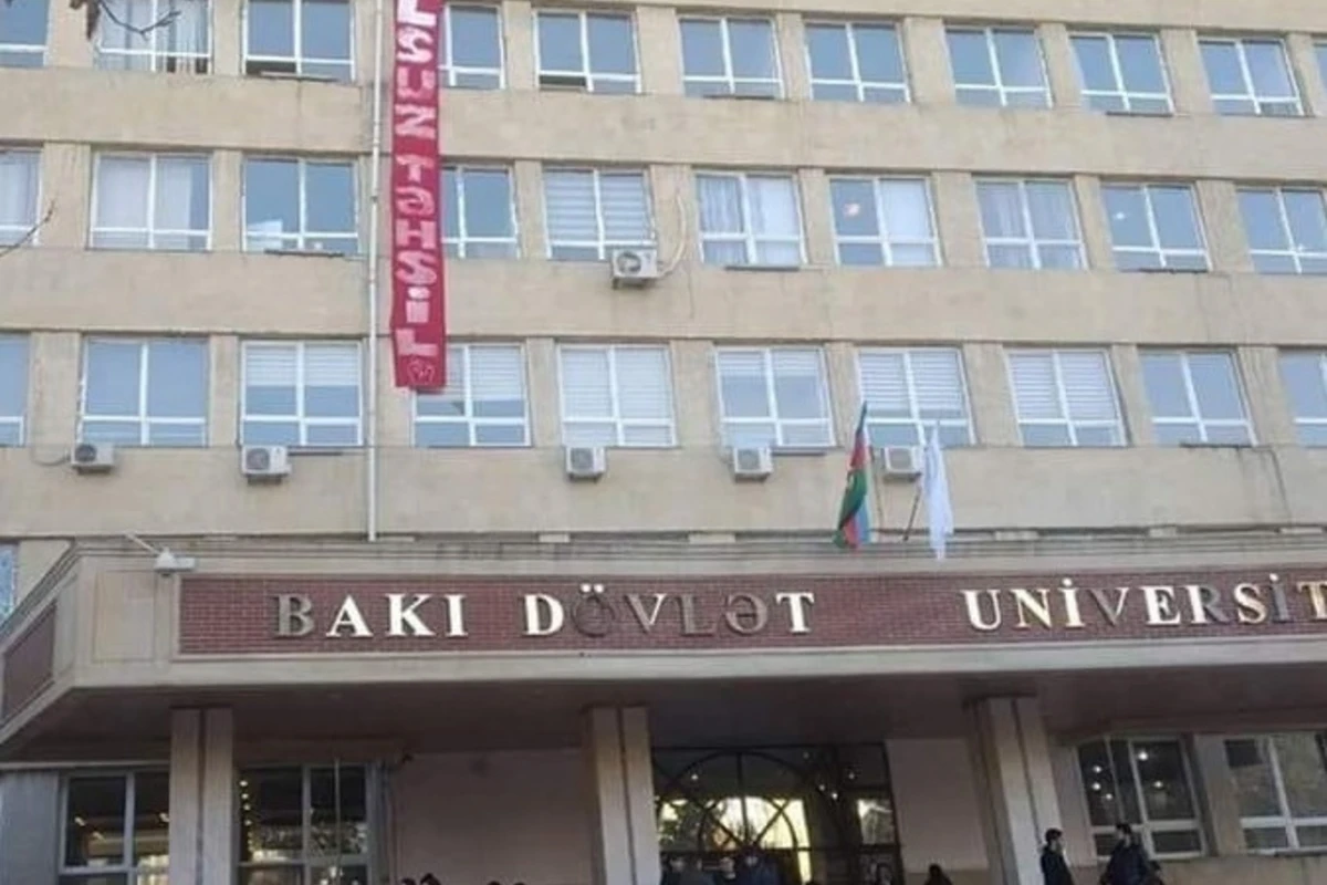 В БГУ прокомментировали вопрос о вывешенном на фасаде вуза плакате - ВИДЕО