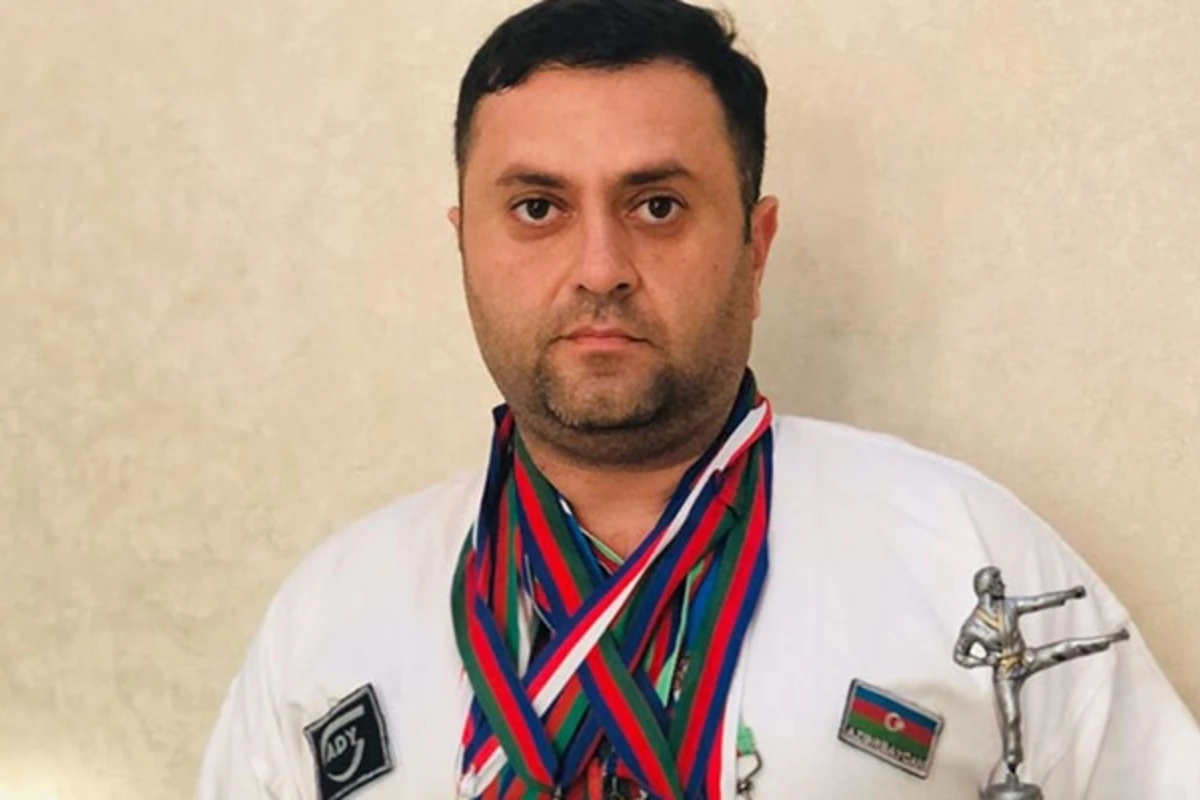 Dünya çempionu iki uşağı ilə birlikdə küçədə qala bilər