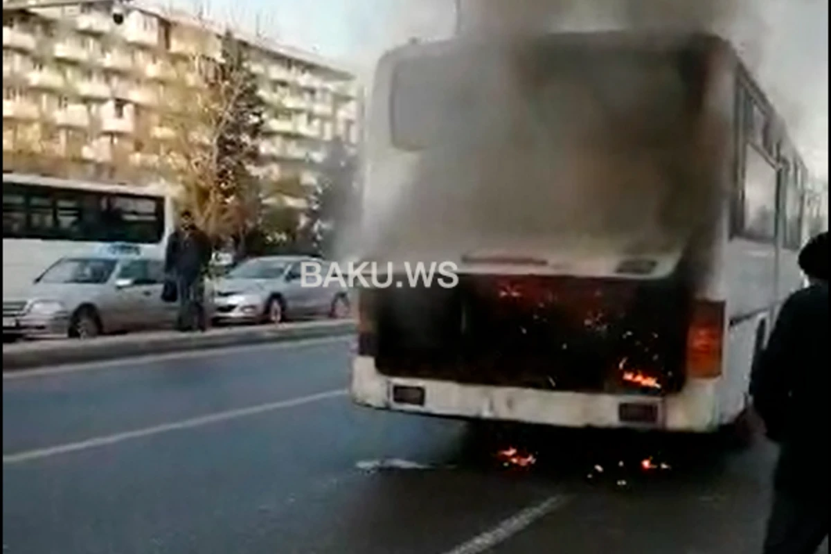 СРОЧНО! В Баку загорелся автобус с пассажирами - ВИДЕО
