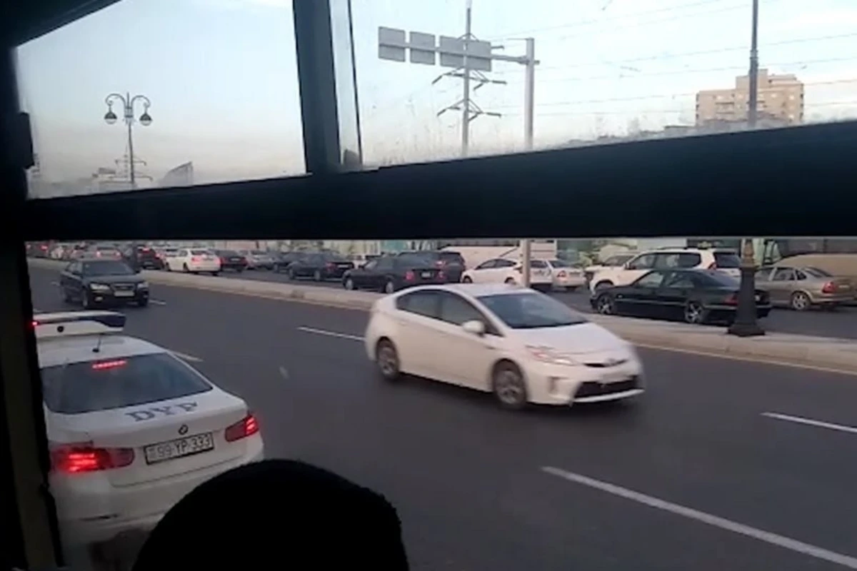 На проспекте Бабека водители автобусов грубо нарушили ПДД - ВИДЕО