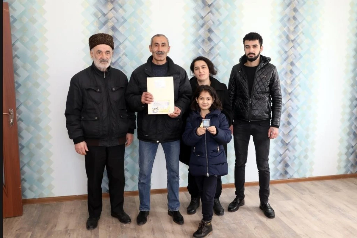 Dövlət bu şəxslərə ev bağışladı - FOTO Dövlət bu şəxslərə ev bağışladı - FOTO