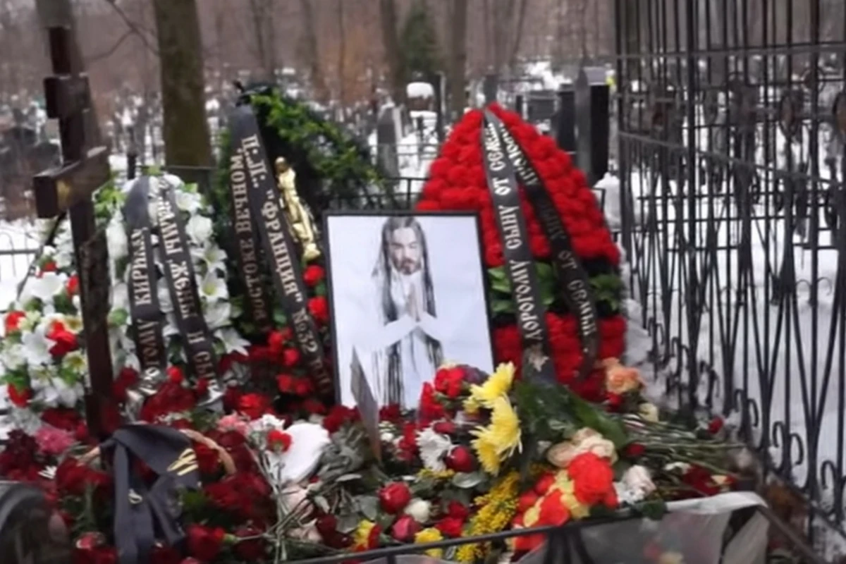 В России неизвестные сожгли могилу Децла - ФОТО