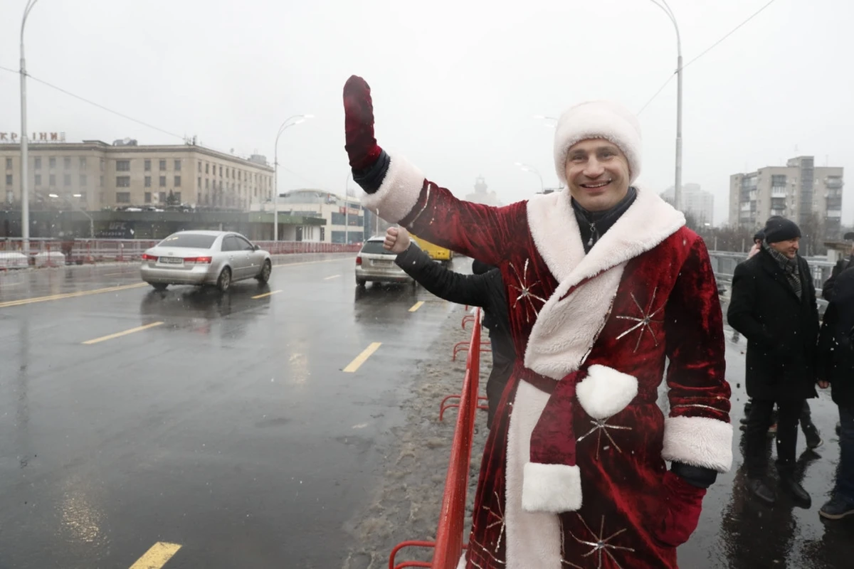 Кличко в костюме Деда Мороза открыл движение по мосту в Киеве - ВИДЕО
