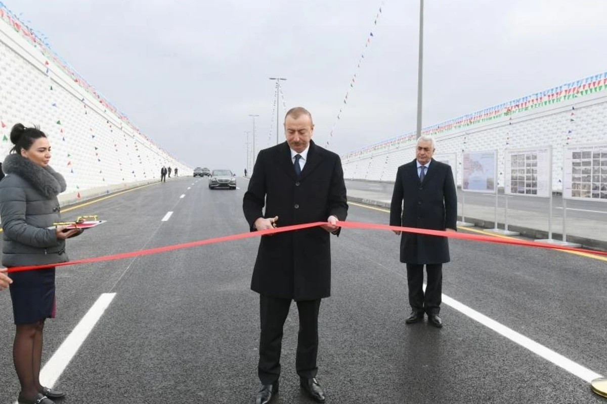 Ильхам Алиев на открытии автомобильного туннеля в Пиршаги - ФОТО