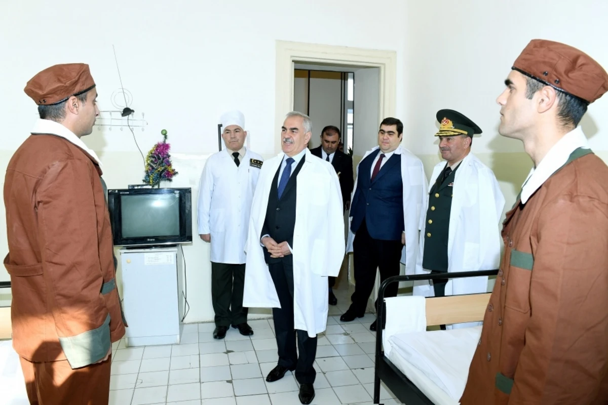Vasif Talıbov Hərbi Hospitala bayram sovqatı aparıb - FOTO
