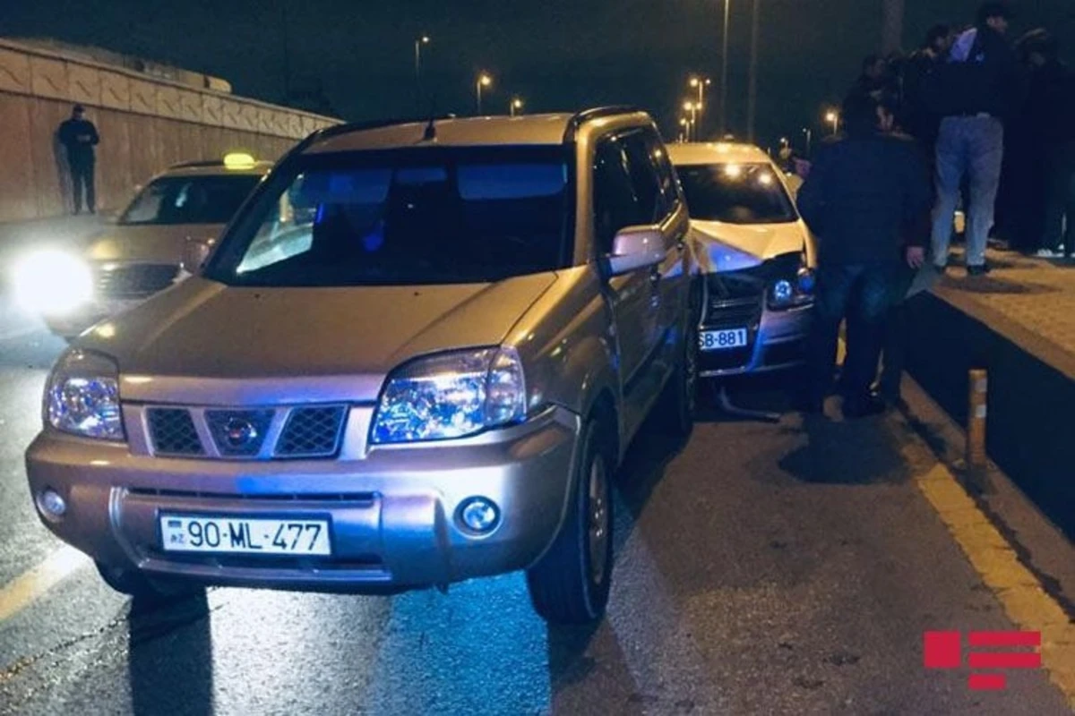 Bakıda zəncirvari qəza: 5 avtomobil toqquşdu, xəsarət alanlar var - FOTO Bakıda zəncirvari qəza: 5 avtomobil toqquşdu, xəsarət alanlar var - FOTO