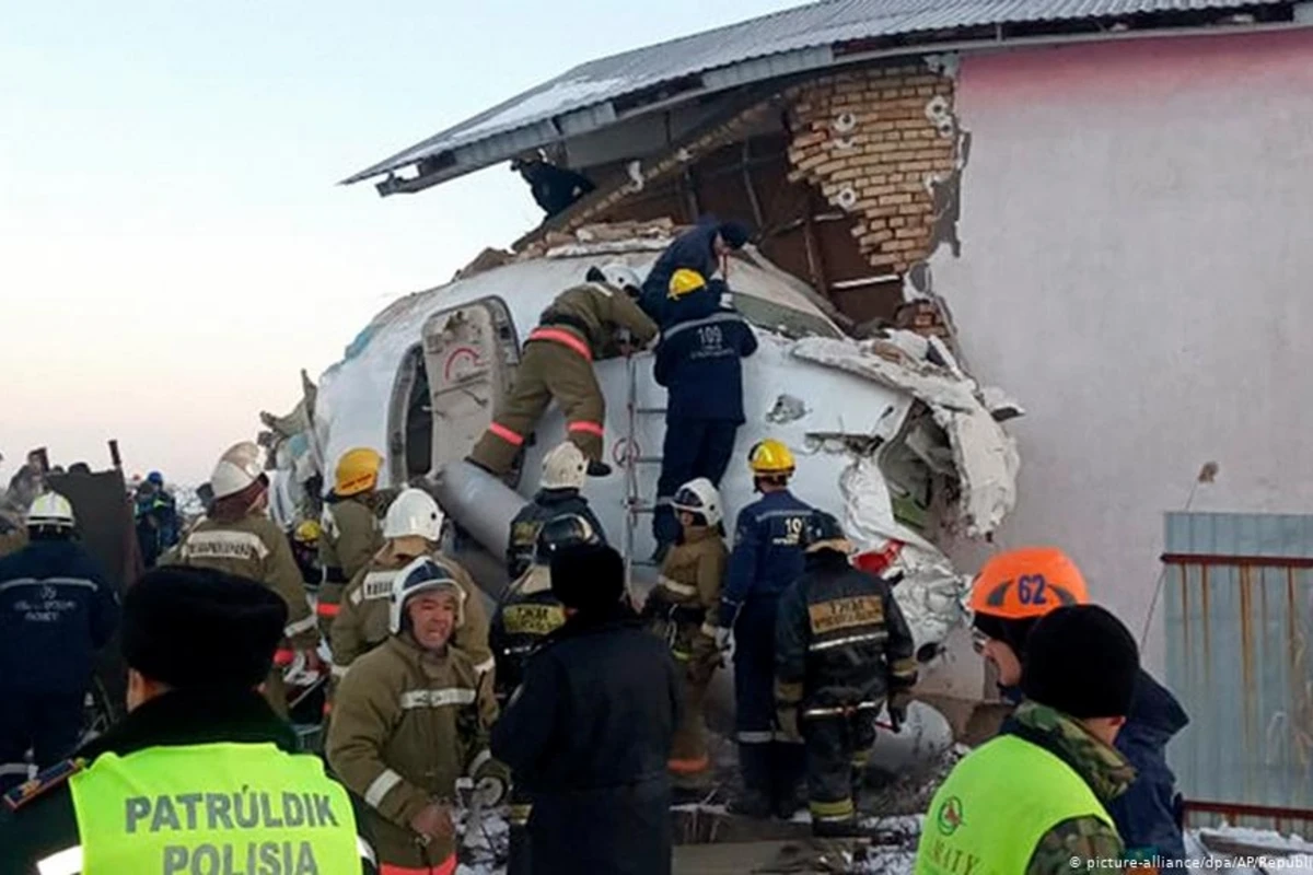 Момент страшной авиакатастрофы в Казахстане попал на ВИДЕО