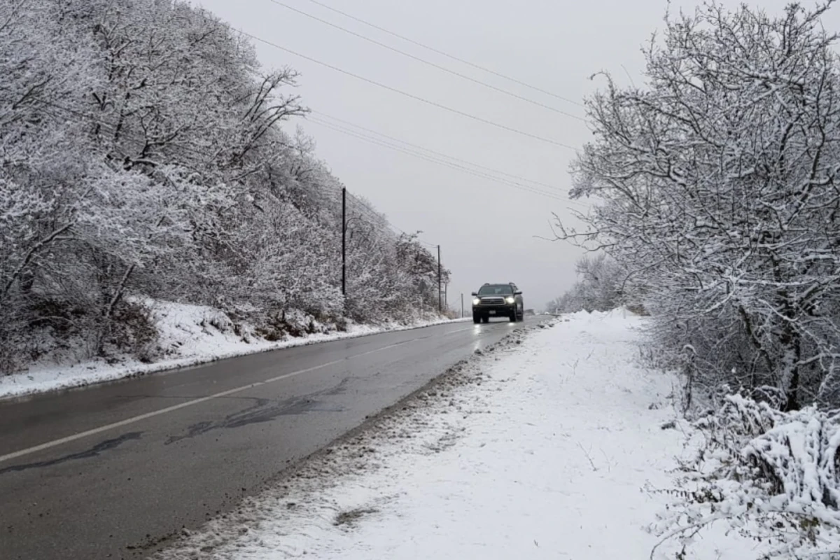 Sürücülərə xəbərdarlıq! Ağsu dolaylarında yollar buz bağlaya bilər - FOTO