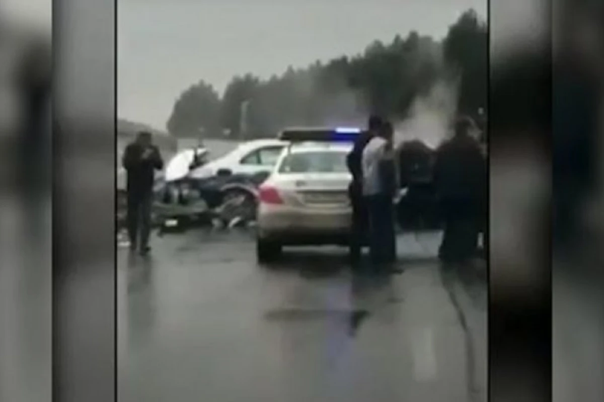 В Гаджигабуле полицейская машина влетела в бордюр - ВИДЕО