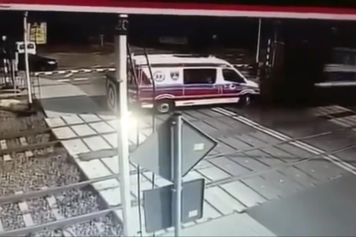 В Баку автомобиль скорой помощи столкнулся с поездом, водителю ампутировали ногу - ФОТО