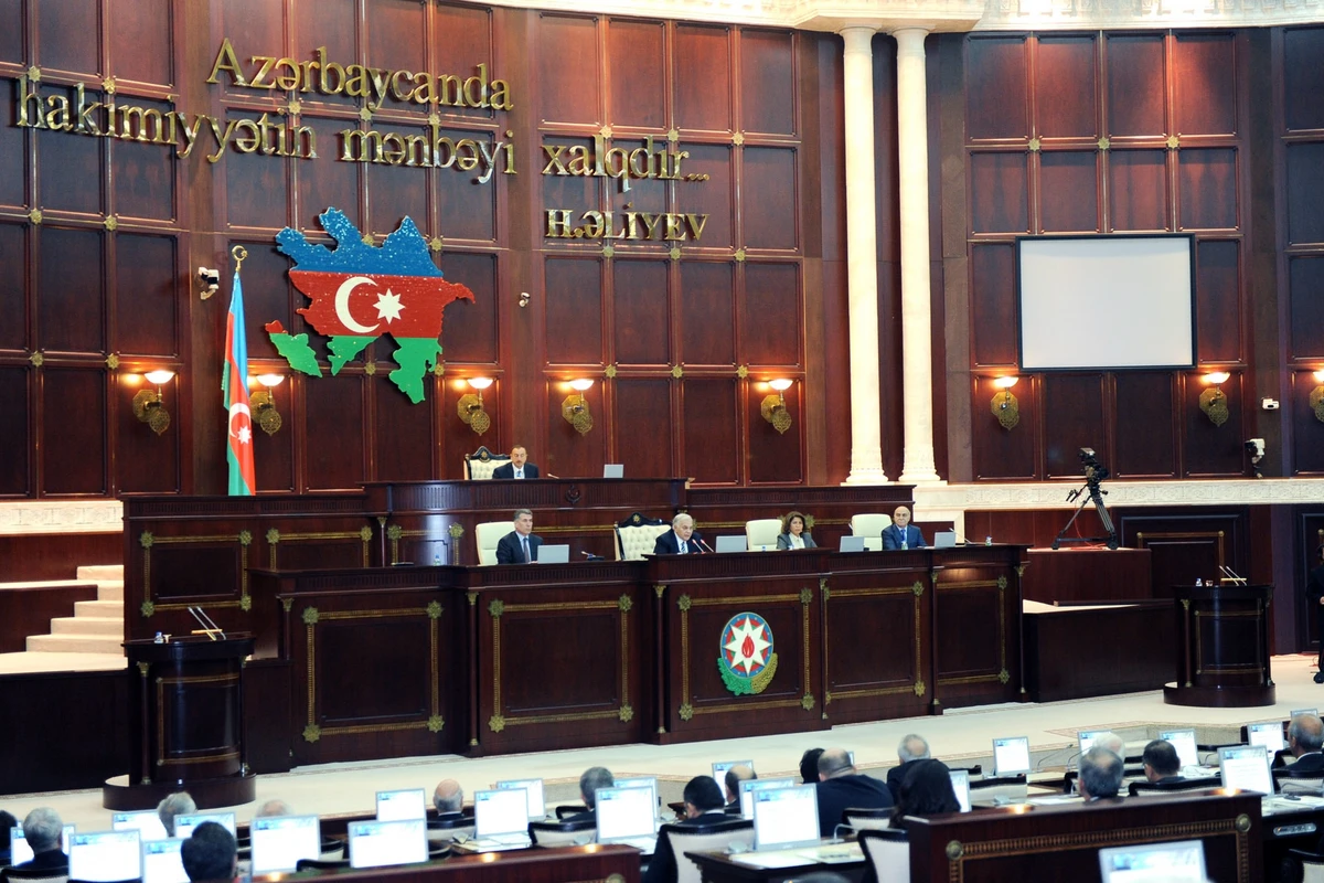 В Азербайджане зарегистрированы 394 кандидатов в депутаты