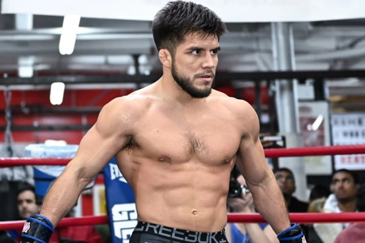 Чемпион UFC упомянул «отвратительного русского» и развязал перепалку