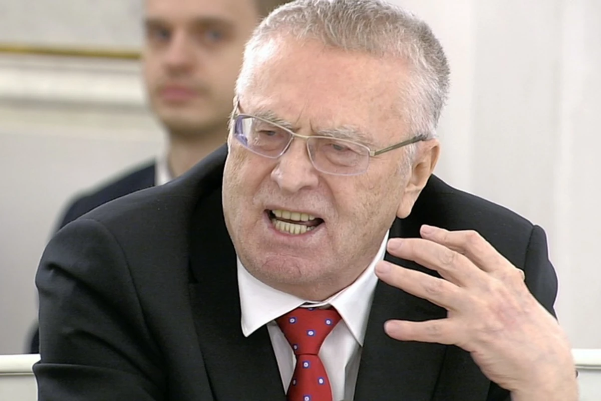 Жириновский раздал деньги на Красной площади со словами крепостные, холопы - ВИДЕО