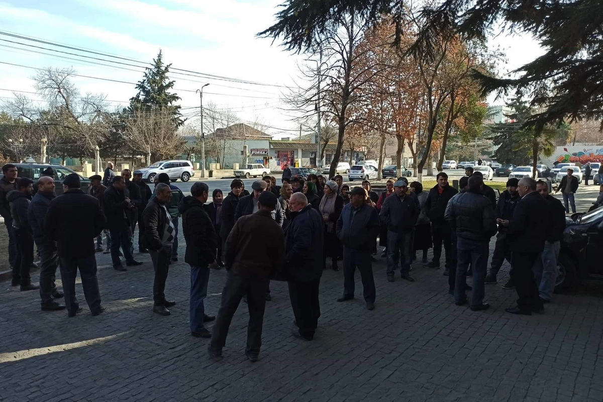 Gürcüstanda soydaşlarımız etiraz aksiyası keçirib - FOTO Gürcüstanda soydaşlarımız etiraz aksiyası keçirib - FOTO
