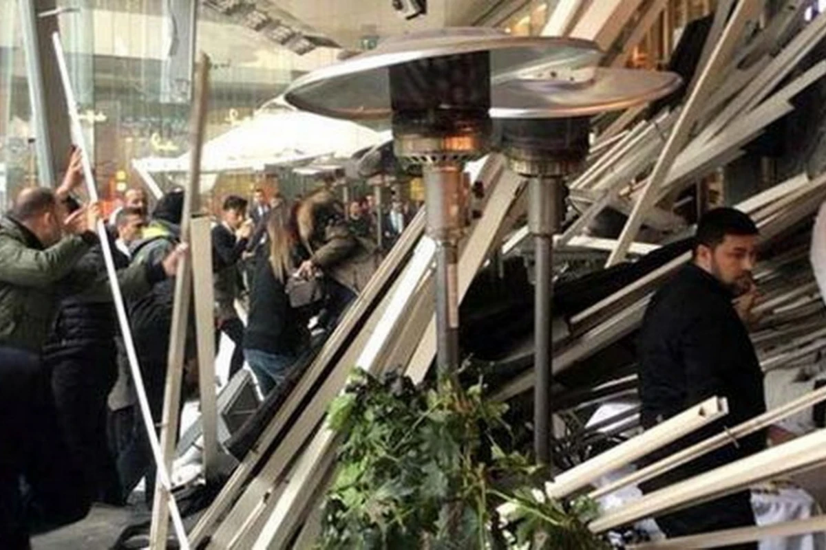 В Стамбуле обрушилась кровля торгового центра - ВИДЕО В Стамбуле обрушилась кровля торгового центра - ВИДЕО