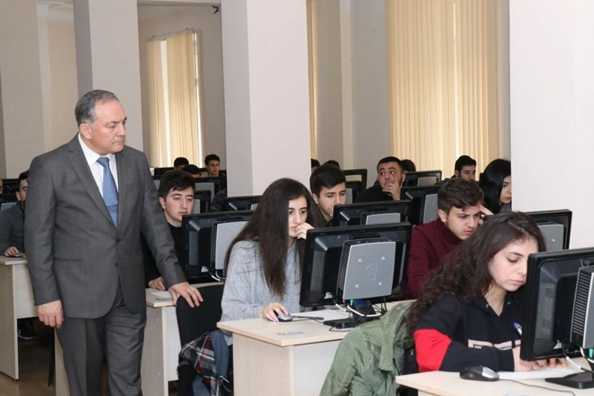 Universitetdə tələbələrə 190 manata paltar satan dekan işdən qovuldu