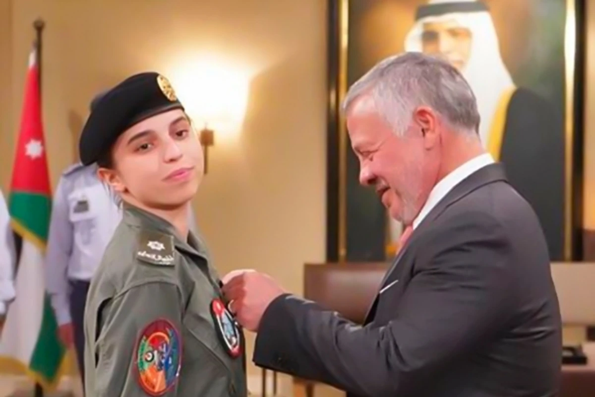 Milyarder şahzadə ölkənin ilk qadın pilotu oldu - FOTO