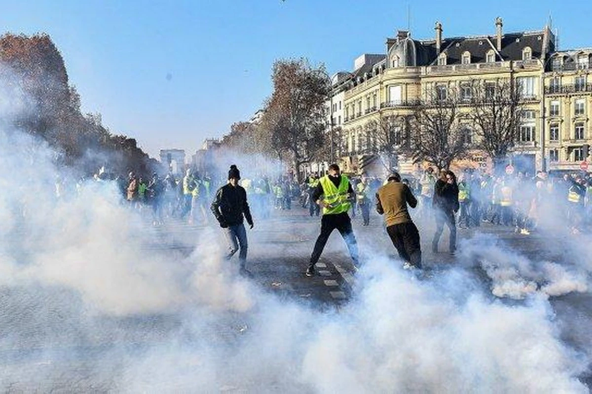 В ходе манифестации в Париже пострадали шестнадцать полицейских