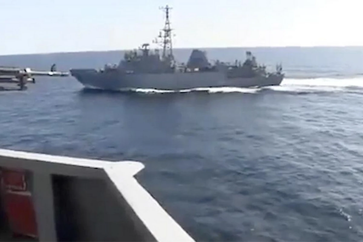 Опубликованы кадры опасного сближения военных кораблей России и США - ВИДЕО