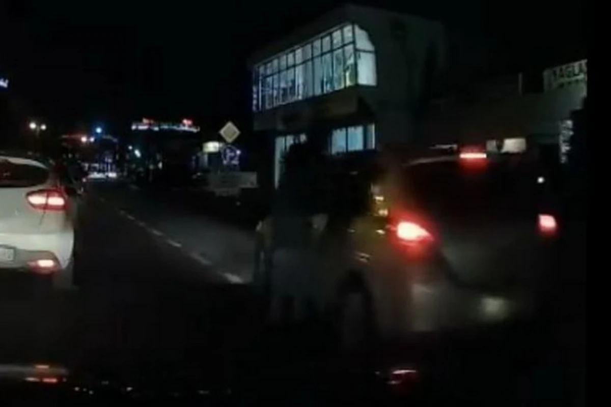 В Баку юноша в последний момент избежал ДТП - ВИДЕО