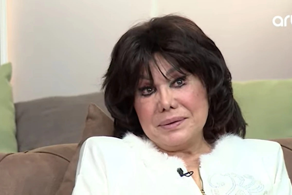 Flora Kərimova efirdə kövrəldi: “Böyük bir həsrət var” – VİDEO