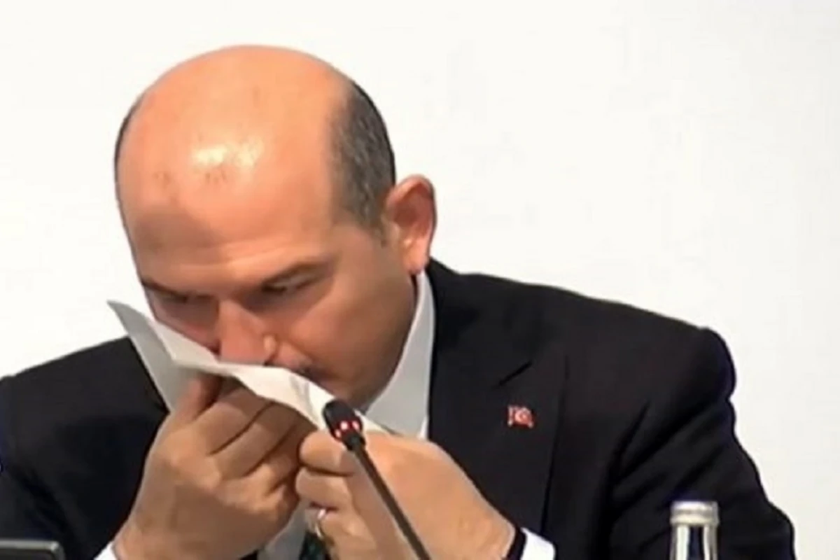 Türkiyədə konfransda nazirin burnundan qan gəldi, yayım dayandırıldı - VİDEO