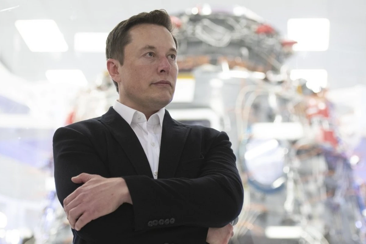 Илон Маск пообещал научить автомобили Tesla разговаривать с пешеходами - ВИДЕО