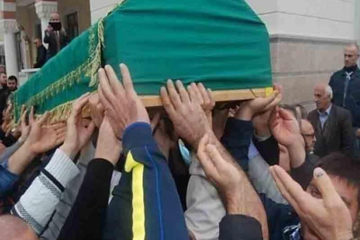 Bakıda qızının ölüm xəbərini alan ata qurulan yas çadırında toy etdi Bakıda qızının ölüm xəbərini alan ata qurulan yas çadırında toy etdi