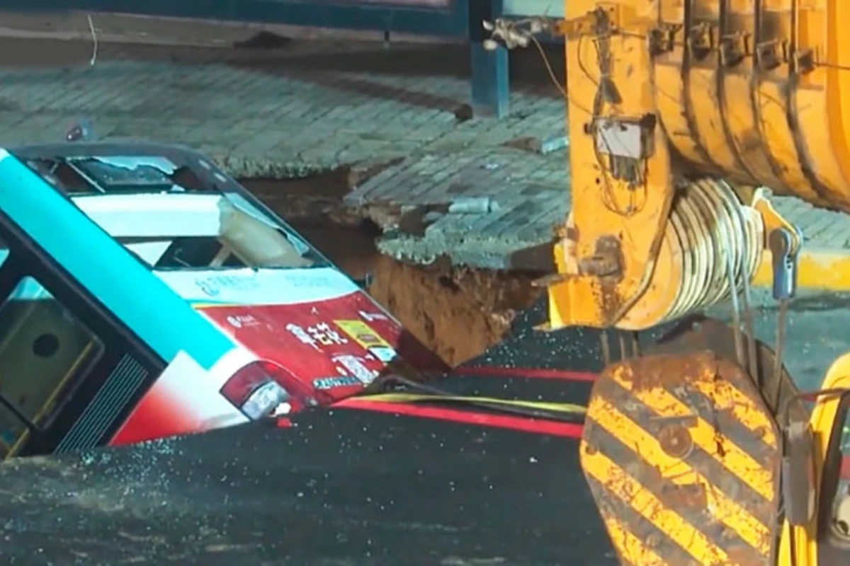 Çində yol çökdü, avtobus içinə düşdü: 6 ölü, 15 yaralı - VİDEO Çində yol çökdü, avtobus içinə düşdü: 6 ölü, 15 yaralı - VİDEO