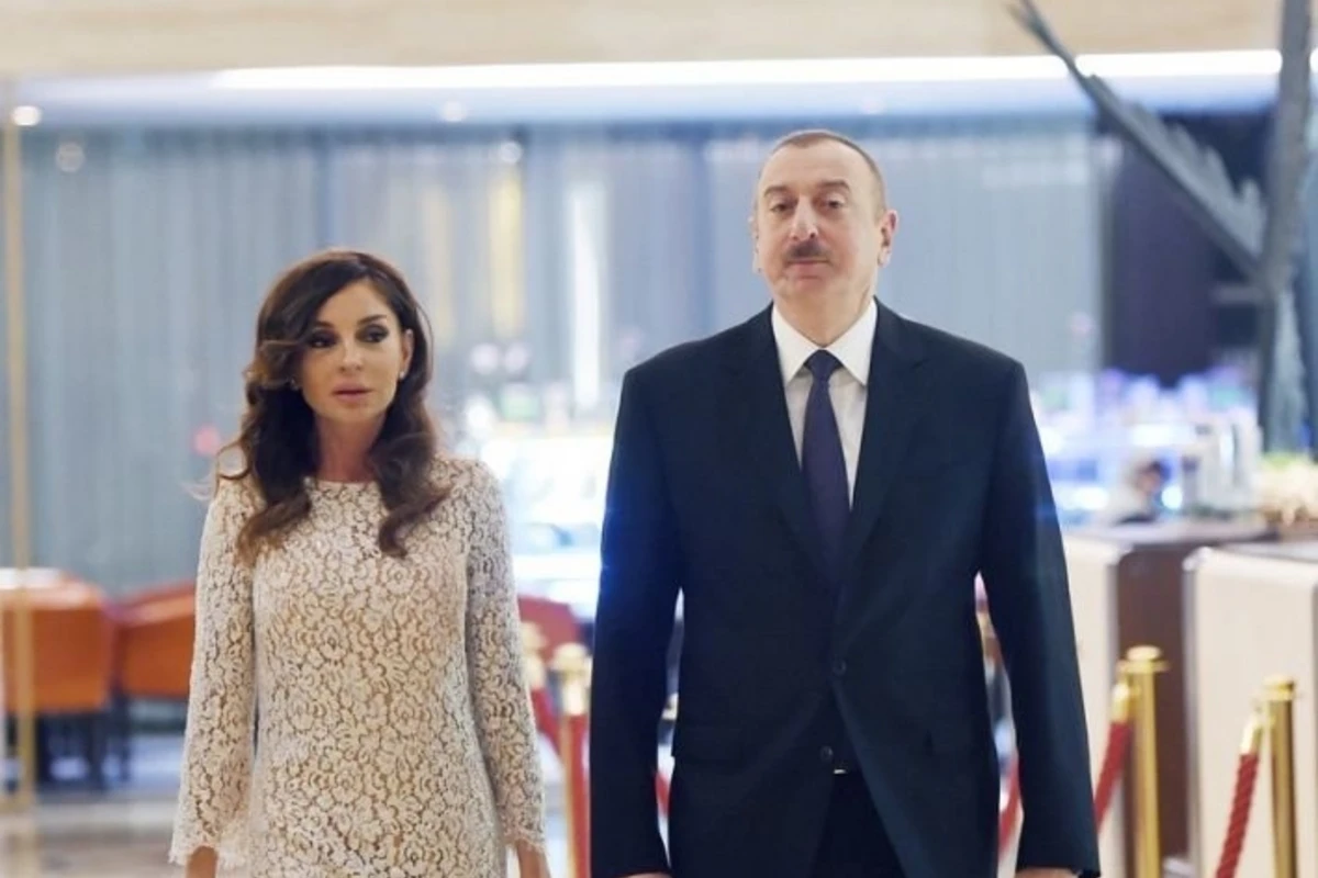Prezident və birinci xanım Xoşbəxt Yusifzadənin 90 illik yubileyində iştirak edib Prezident və birinci xanım Xoşbəxt Yusifzadənin 90 illik yubileyində iştirak edib