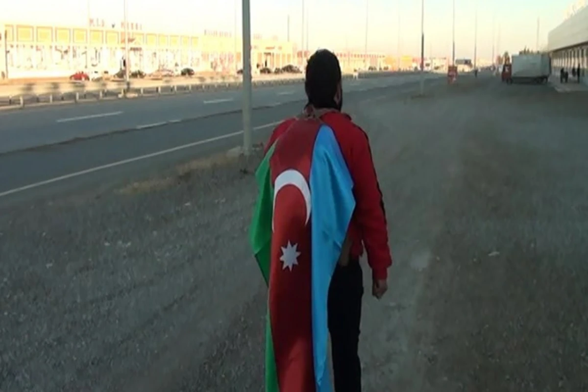 Şəmkirdən Bakıya piyada gəlir - FOTO